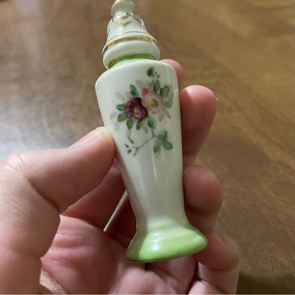 Vintage salt & pepper shakers - Picture 2 of 5